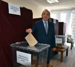 Manisa Ticaret ve Sanayi Odası binası önünde Mehmet Yılmaz ve yönetim kurulu üyeleri