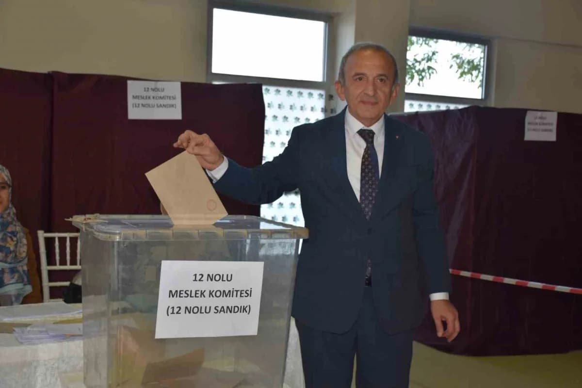 Manisa Ticaret ve Sanayi Odası seçimlerinde oy kullanan üyeler ve Başkan Mehmet Yılmaz