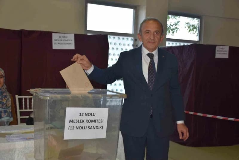 Manisa Ticaret ve Sanayi Odası seçimlerinde oy kullanan üyeler ve Başkan Mehmet Yılmaz