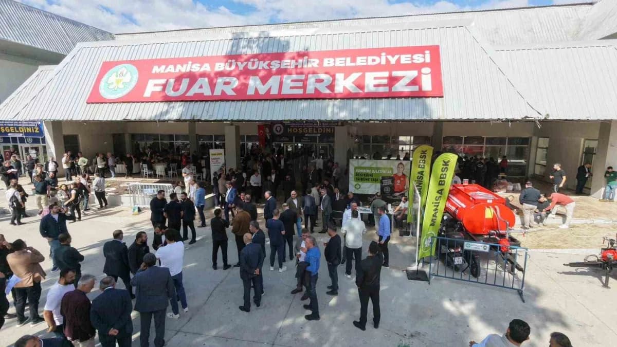 Manisa Ticaret ve Sanayi Odası seçimlerinde sarı liste sandık başında oy kullanırken