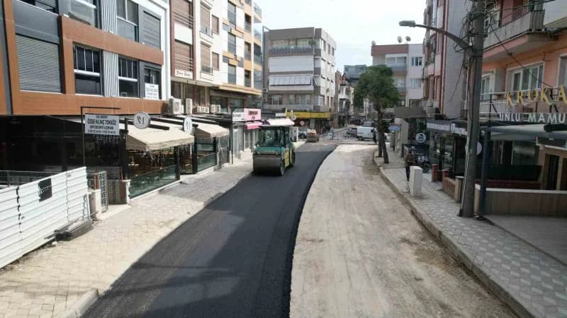 Altyapı, kaldırım ve bordür çalışmalarının ardından yaklaşık 1 kilometrelik güzergâha 3 bin ton sıca