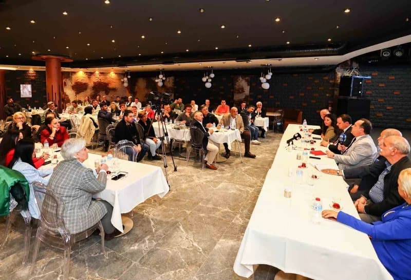 Manisa Büyükşehir Belediye Başkanı Besim Dutlulu, Manisa Dostlar Meclisi’nde vatandaşlarla bir araya gelerek kentin gele