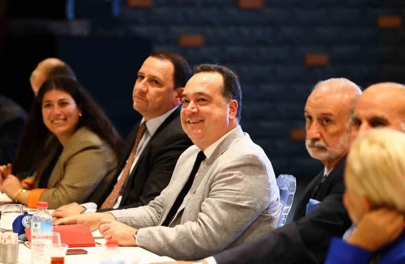 Manisa Büyükşehir Belediye Başkanı Besim Dutlulu, Manisa Dostlar Meclisi’nde vatandaşlarla bir araya gelerek kentin gele