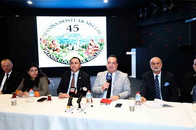 Manisa Büyükşehir Belediye Başkanı Besim Dutlulu, Manisa Dostlar Meclisi toplantısında vatandaşlarla bir arada