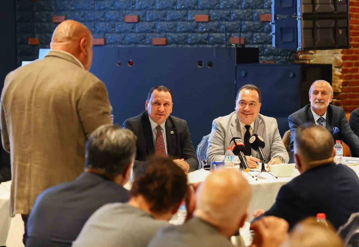 Manisa Büyükşehir Belediye Başkanı Besim Dutlulu, Manisa Dostlar Meclisi’nde vatandaşlarla bir araya gelerek kentin gele