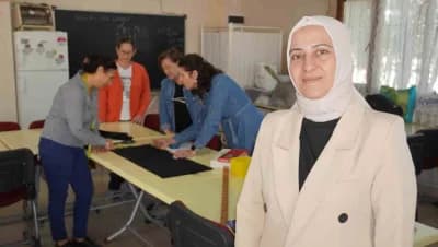 Manisa Yunusemre Güzelyurt Mahallesi’nde dikiş nakış kursu verilen sosyal tesisin içinden kadınlar eğitim alıyor