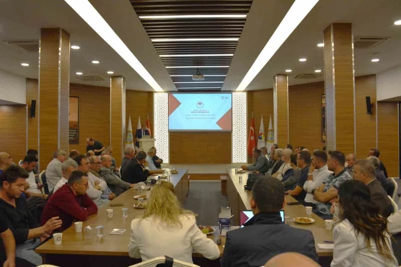 Manisa Ticaret Borsası ev sahipliğinde düzenlenen Toplantıda kentin zeytin ve Zeytinyağı üretimindeki son durumu ele alı