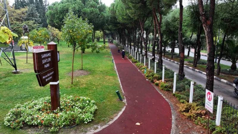 Manisa Büyükşehir Belediyesi ekipleri, çocukların güvenle oynayabileceği, mahalle sakinlerinin de keyifle vakit geçirebi