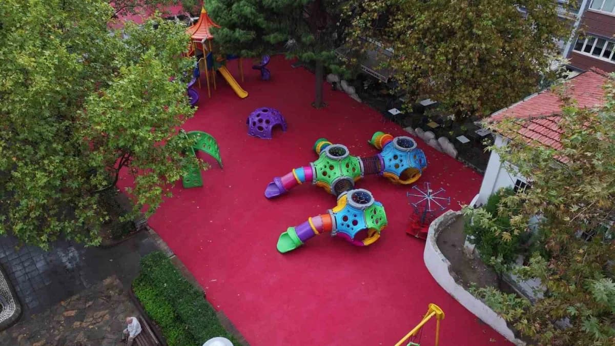 Şu ana kadar 44 çocuk oyun Alanı, 24 spor Alanı, 12 yürüyüş yolu ve 2 Freshpark’ın zemini yenilenirken, Başkan Besim Dut
