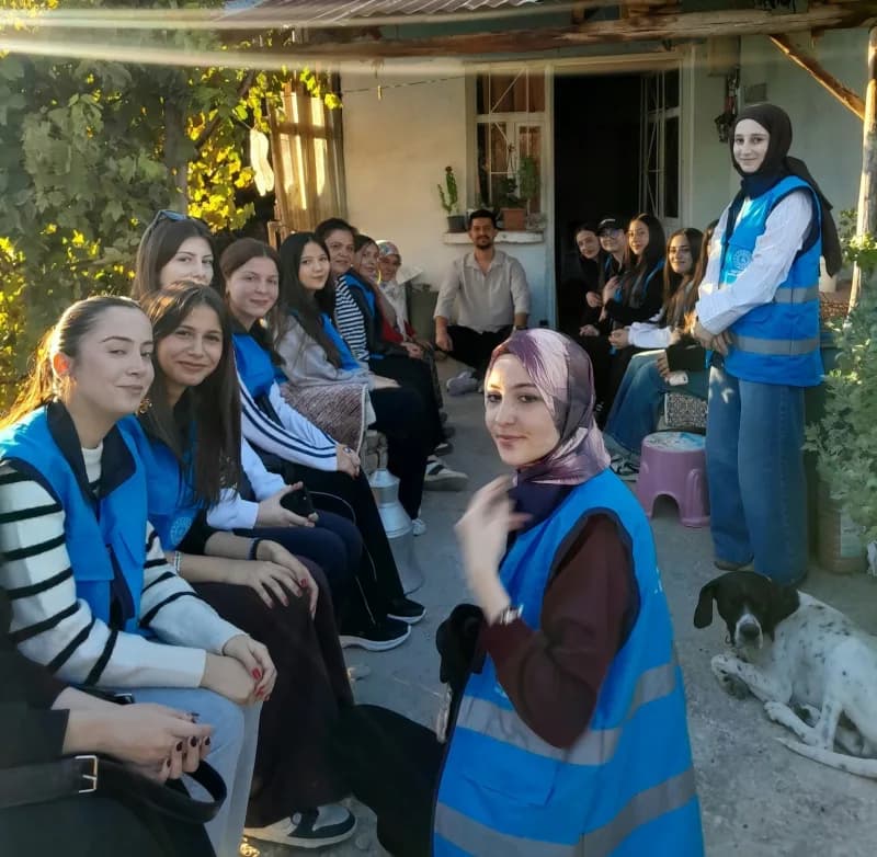 Manisa’da Gençlik ve Spor Bakanlığına bağlı yurtlarda kalan üniversiteli gençler, "Komşum Projesi" k
