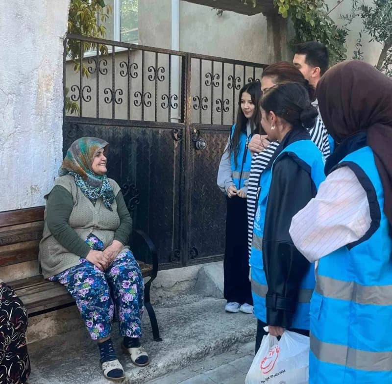 Manisa’da Gençlik ve Spor Bakanlığına bağlı yurtlarda kalan üniversiteli gençler, "Komşum Projesi" k