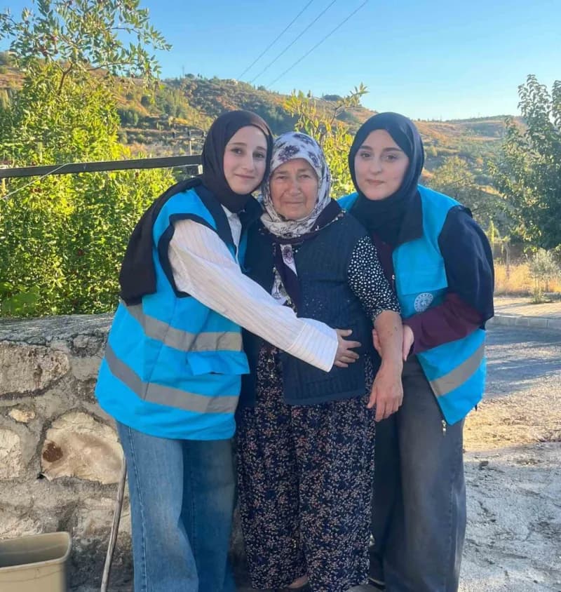 Manisa’da Gençlik ve Spor Bakanlığına bağlı yurtlarda kalan üniversiteli gençler, "Komşum Projesi" k