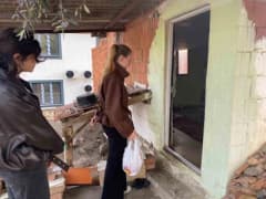 Manisa'da üniversiteli gençler yaşlıları evlerinde ziyaret ederek destek oluyor