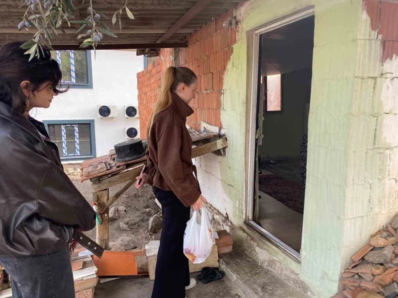 Manisa'da üniversiteli gençler yaşlıları evlerinde ziyaret ederek destek oluyor