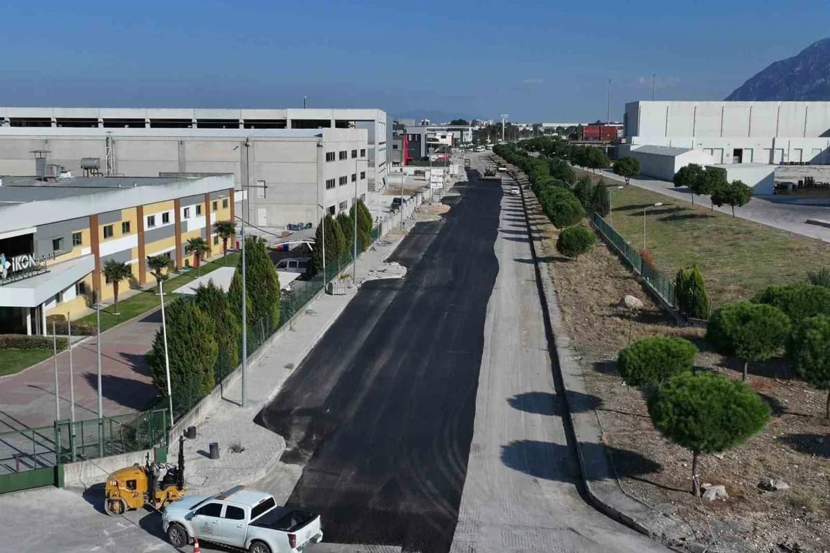 Manisa’nın iki OSB’si arasındaki yol yenileniyor