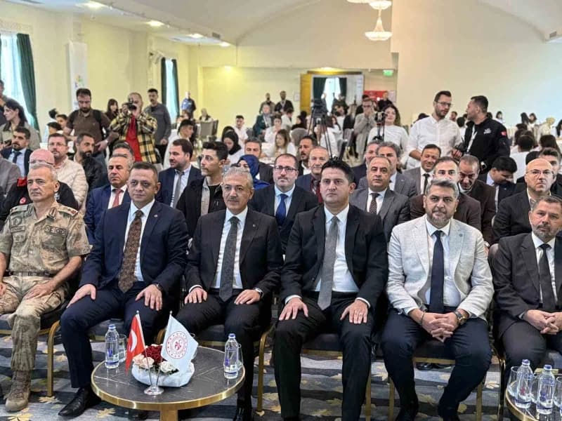 Bir otelde düzenlenen programda, Gençlik ve Spor Bakanlığı, Milli Eğitim Bakanlığı, Çevre, Şehircilik ve İklim Değişikli