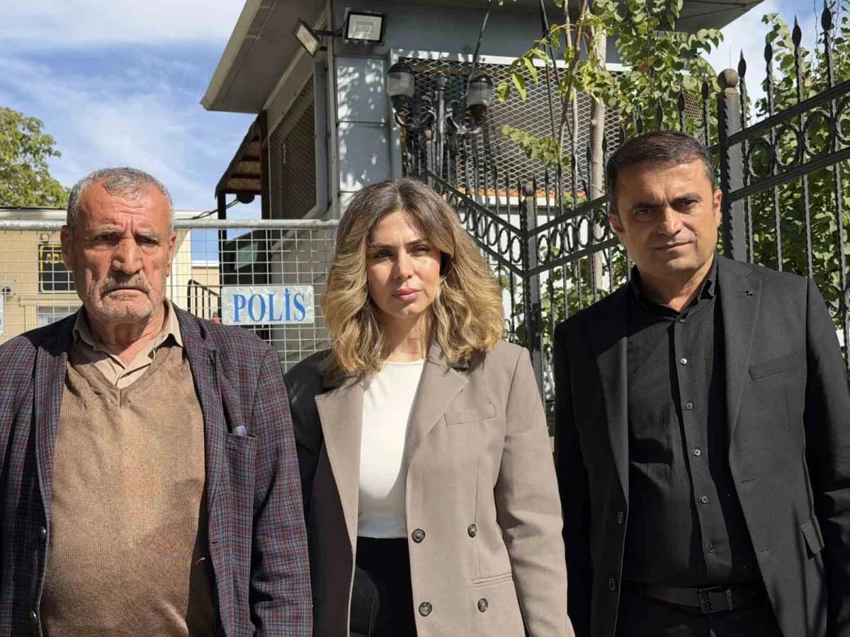 Mağdur aile avukatı Seher Acay (Ortada), duruşma sonrası açıklamalarda bulundu.
