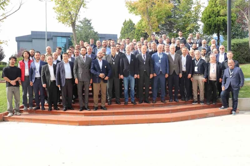 Marmara Organize Sanayi Bölgesi genel kurul toplantısından bir kare, sanayiciler ve dernek üyeleri bir arada