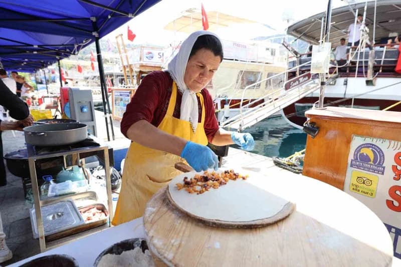 Muğla’nın Marmaris ilçesinde bu yıl ikincisi düzenlenen Marmaris Deniz Ürünleri Festivali, Selimiye’de başladı.