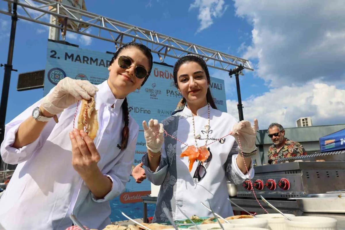 Marmaris Selimiye’de düzenlenen 2. Deniz Ürünleri Festivali’nde renkli stantlar ve ziyaretçiler