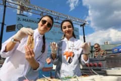 Marmaris Selimiye’de düzenlenen 2. Deniz Ürünleri Festivali’nde renkli stantlar ve ziyaretçiler