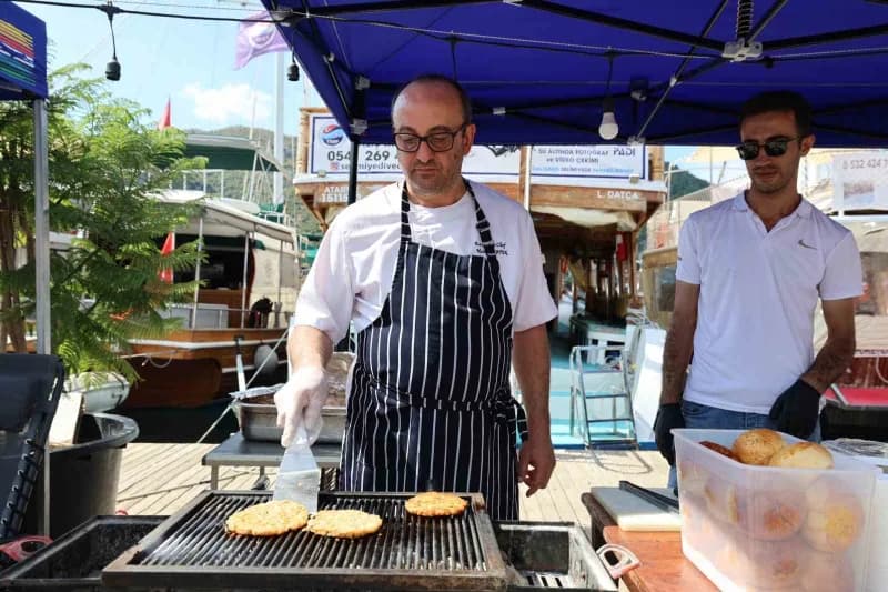 Muğla’nın Marmaris ilçesinde bu yıl ikincisi düzenlenen Marmaris Deniz Ürünleri Festivali, Selimiye’de başladı.