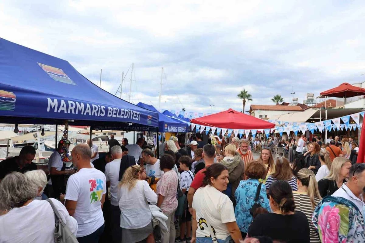 Selimiye Kordonu’nda Marmaris Deniz Ürünleri Festivali kapsamında müzik ve gastronomi etkinlikleri