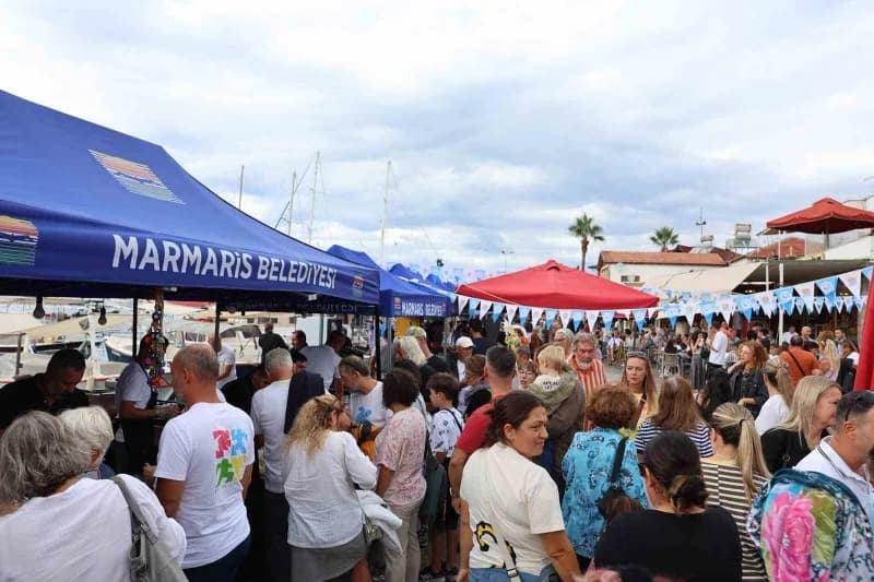 Selimiye Kordonu’nda Marmaris Deniz Ürünleri Festivali kapsamında müzik ve gastronomi etkinlikleri