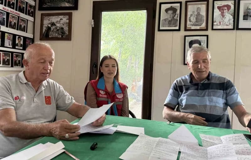 Marmaris Halıcı Ahmet Ukay Anadolu Lisesi öğrencilerinin gazilere yazdığı mektuplar teslim edilirken çekilmiş fotoğraf