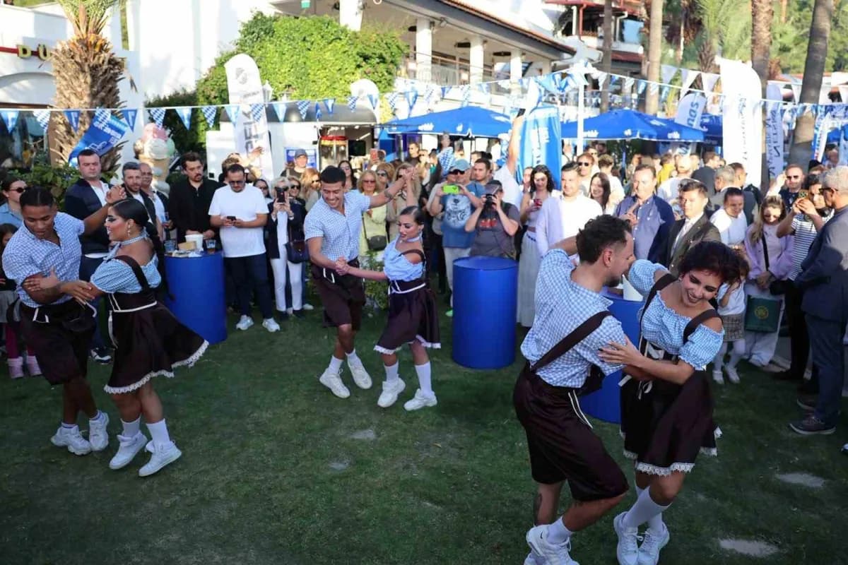 Marmaris Yat Limanı’nda düzenlenen Oktoberfest’26 festivalinde renkli kortej ve konserler