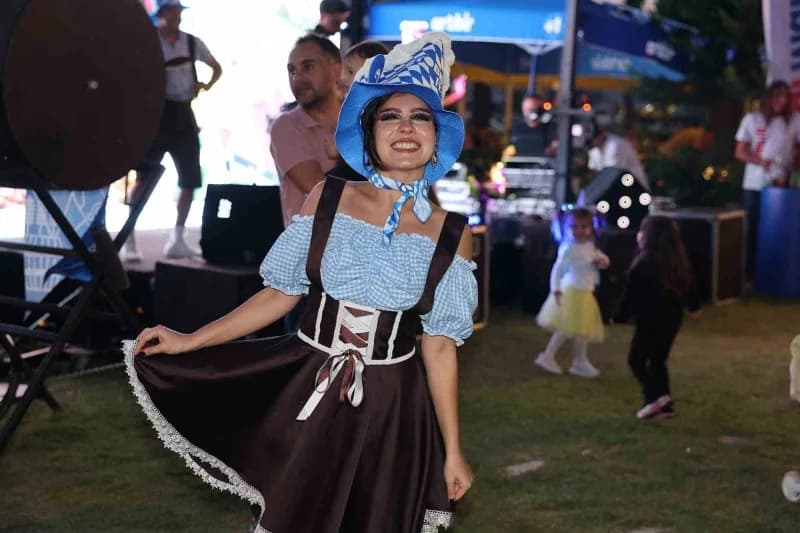 37. Marmaris Uluslararası Yat Yarışları ile eş zamanlı düzenlenen Marmaris Oktoberfest, renkli korte