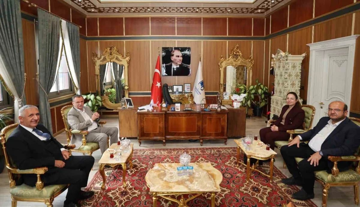 MASKİ heyeti, Şehzadeler ziyaretinin ardından Yunusemre Belediye Başkanı Semih Balaban ile bir araya geldi. Görüşmede il