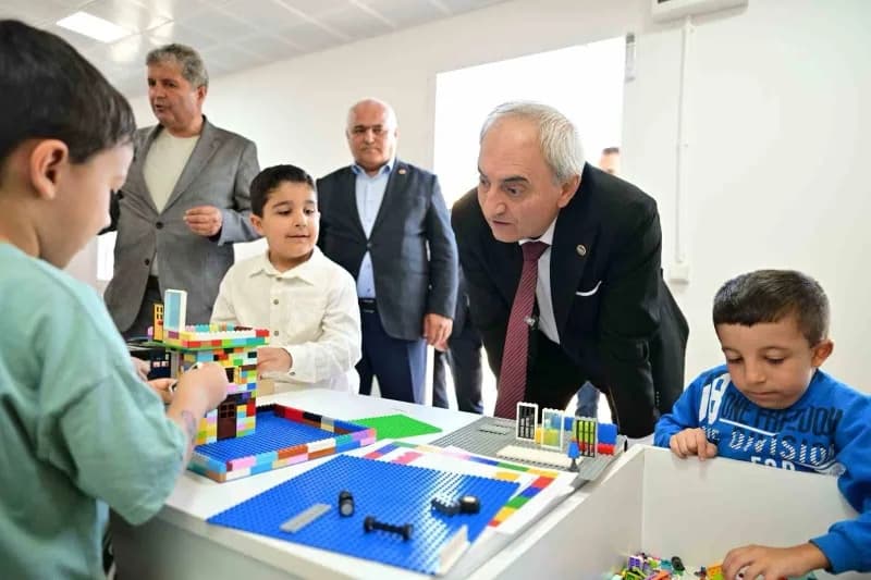 Mavi Dünya Otizm ve Down Sendromu Tematik Parkı’nda özel çocuklar ve aileleri ile Kepez Belediye Başkanı Mesut Kocagöz v