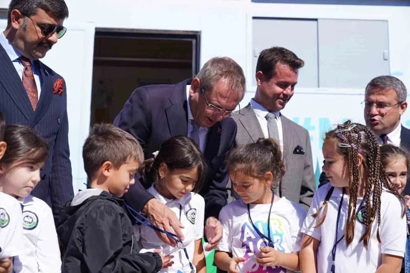 Mavi Nefes Projesi kapsamında yürütülen Mavi Nefes Eğitim Otobüsü, projenin 6. Yılında ikinci durağı Ayvalık’ta öğrencil