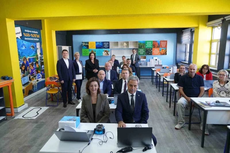 Mavi Nefes Projesi kapsamında yürütülen Mavi Nefes Eğitim Otobüsü, projenin 6. Yılında ikinci durağı Ayvalık’ta öğrencil