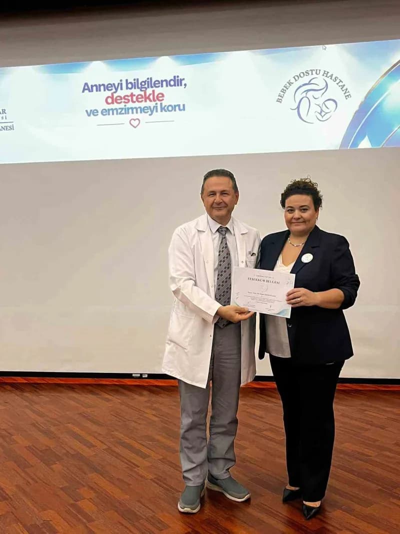 MCBÜ Hafsa Sultan Hastanesi Başhekimi Prof. Dr. İsmet Topçu, Hastanenin 2010 yılında "Bebek Dostu Hastane" unvanını aldı