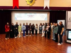 MCBÜ Hafsa Sultan Hastanesi önünde emzirme paneli ve sağlık çalışanları