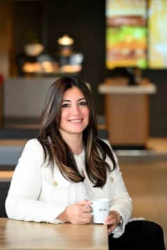 McDonald’s Türkiye restoranında çocuklar ve aileler doğum günü kutlaması yapıyor