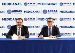 Medicana International İzmir Hastanesi ve Arkas Spor Kulübü arasında sağlık sponsorluğu imza töreni