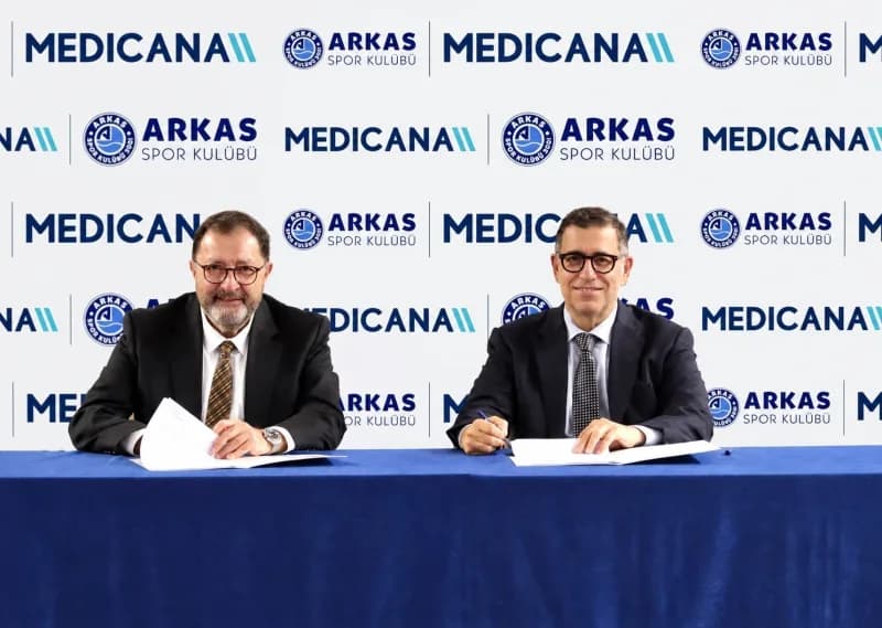 Medicana International İzmir Hastanesi ve Arkas Spor Kulübü arasında sağlık sponsorluğu imza töreni