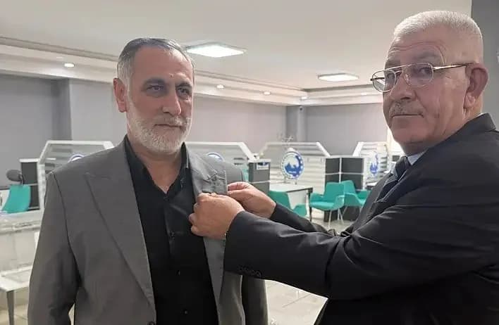 Ağrı Ticaret ve Sanayi Odası binası önünde yeni yönetim kurulu üyeleri