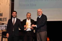 Nilüfer’de Mehmet H. Doğan Ödül Töreni ve Hüseyin Köse ödülünü alırken