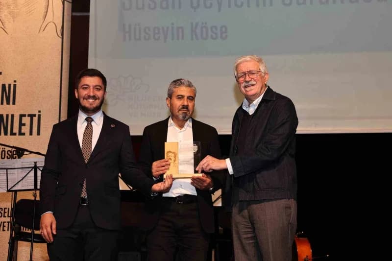 Nilüfer’de Mehmet H. Doğan Ödül Töreni ve Hüseyin Köse ödülünü alırken