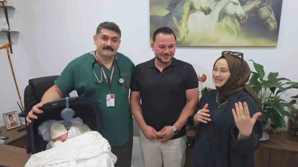 Doğumun ardından bebeğin ilk kontrolleri için hastaneye gelen aile, Prof. Dr. Yaman’ı ziyaret etti.