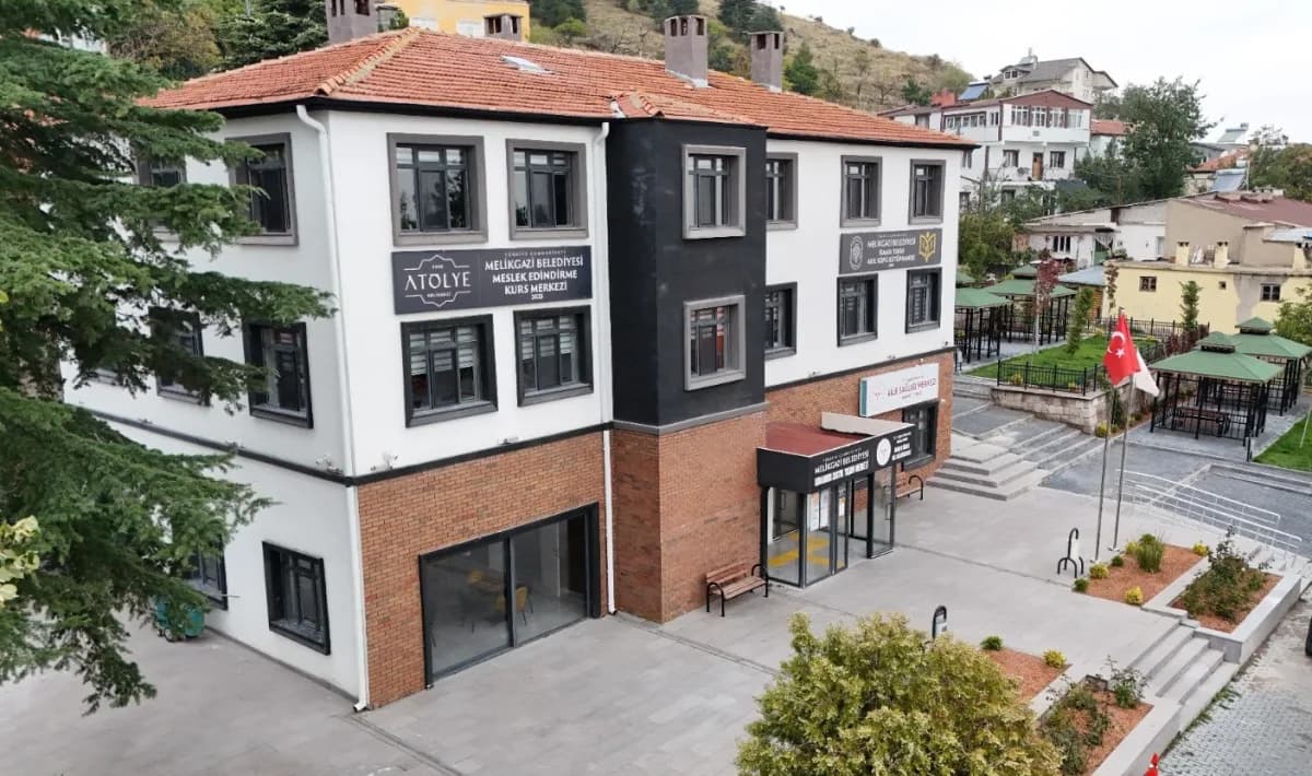 Melikgazi Belediyesi, Kıranardı Mahallesi’nde hayırsever iş birliğiyle hayata geçirdiği içerisinde İsmail Tekin Akıl Küp