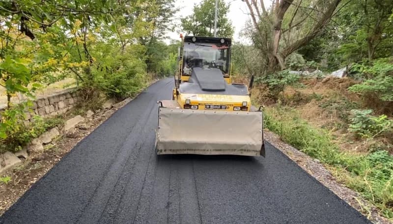 Melikgazi Belediyesi, ilçede ulaşımı daha güvenli ve konforlu hale getirmek ve kırsal alanlardaki yol kalitesini daha da