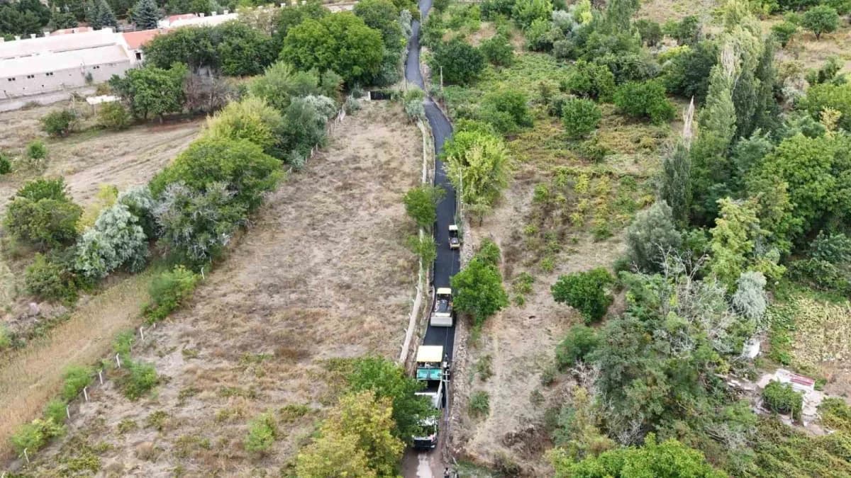 Melikgazi Belediyesi, ilçede ulaşımı daha güvenli ve konforlu hale getirmek ve kırsal alanlardaki yol kalitesini daha da