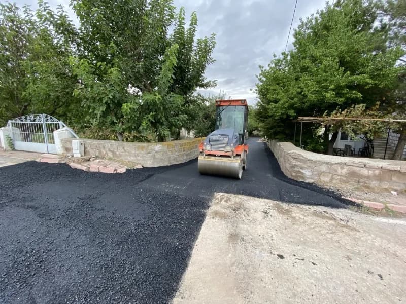 Melikgazi Belediyesi, ilçede ulaşımı daha güvenli ve konforlu hale getirmek ve kırsal alanlardaki yol kalitesini daha da