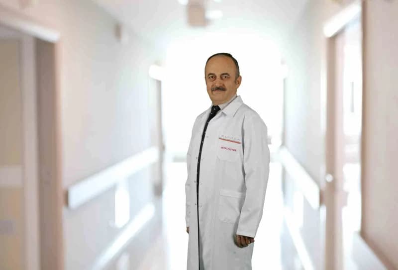 Meme kanseri cerrahi tedavi sürecini anlatan doktor ve hastane ortamı