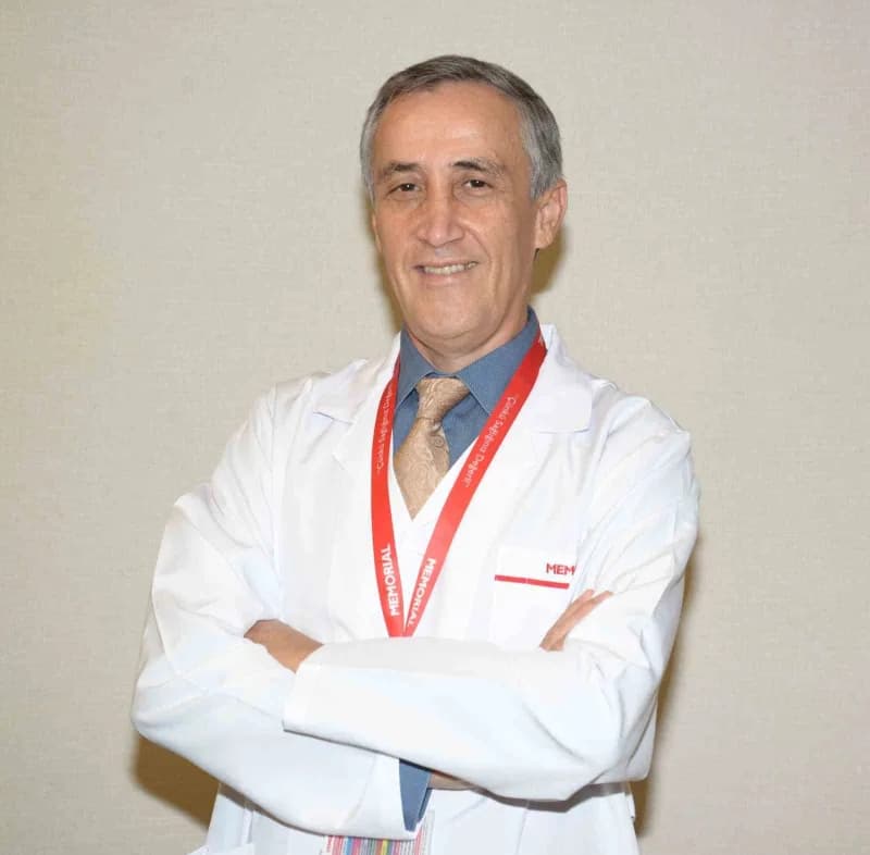 Meme kanseri cerrahisinde kullanılan modern yöntemleri anlatan doktor ve ameliyat ekipmanı